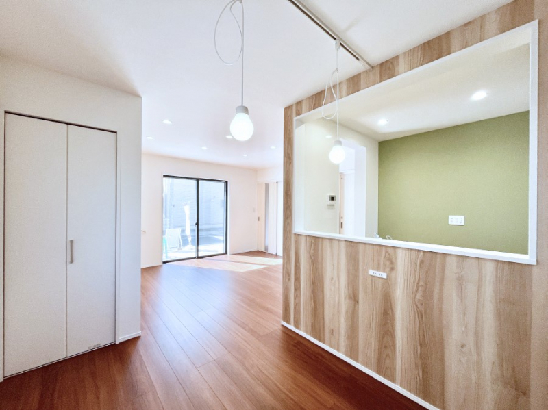 ̑ρ@Ƒ̏Ί炪RƐ܂ĂAȕ͋C̃_CjOɎdオĂ܂B