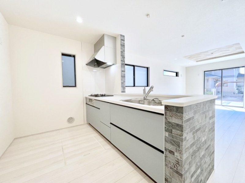 �L�b�`���@���r���O�ŗV�Ԃ��q�l�������Ȃ��炨�������ł���ΖʃL�b�`���B  