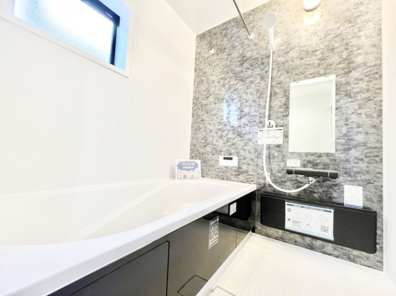 �����@���������̂���_�[�N�J���[����ɂ����o�X���[����1���̔������t���b�V���I