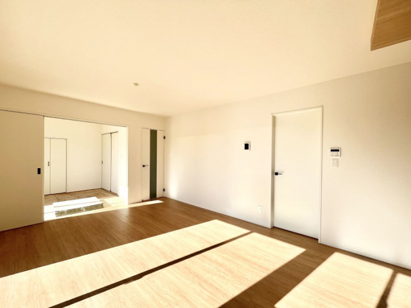 ���̑����ρ@�Ƒ��̏Ί炪���R�Ɛ��܂�Ă���A����ȕ��͋C�̃_�C�j���O�Ɏd�オ���Ă��܂��B