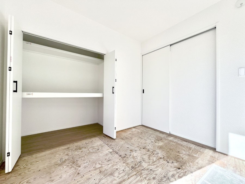 ���̑����ρ@���r���O�Ɨׂ荇���Ă���a���B�ق��ƈꑧ�ł���a�̋�Ԃ��Y�ꂸ�ɁB 