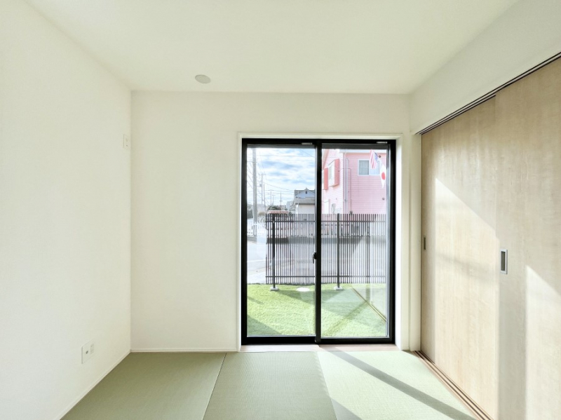 ���̑����ρ@���r���O�Ɨׂ荇���Ă���a���B�ق��ƈꑧ�ł���a�̋�Ԃ��Y�ꂸ�ɁB 