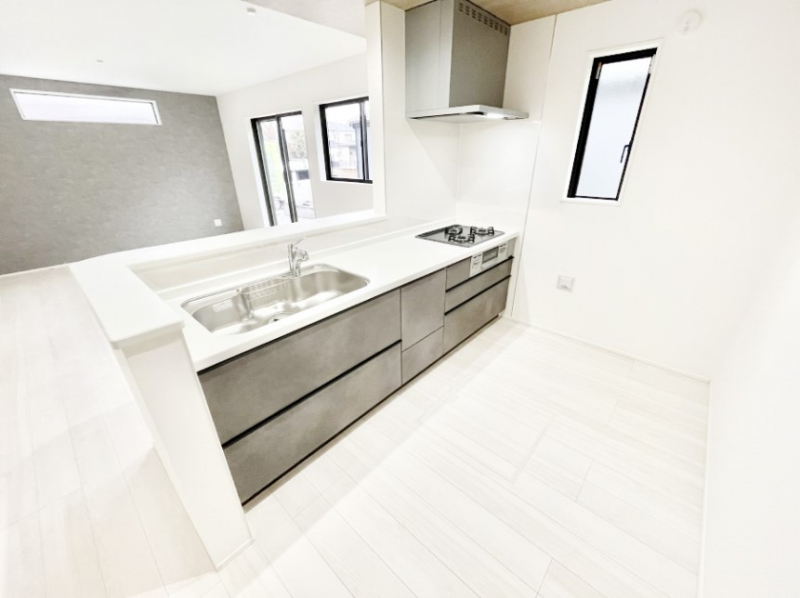 �L�b�`���@���Ƒ��̉�b�e�ޑΖʃL�b�`���B���������̃p�p�}�}�����Ƒ��Ɖ߂������Ԃ����������I