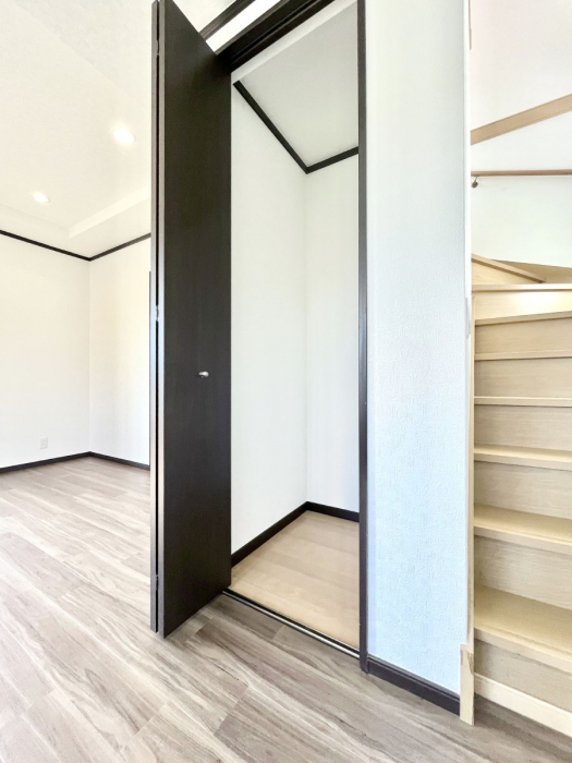 ���̑����ρ@���r���O���[�B�����Ɏ��[������ƕ����W�܂�LDK���X�b�L���Еt�������ł��ˁB  