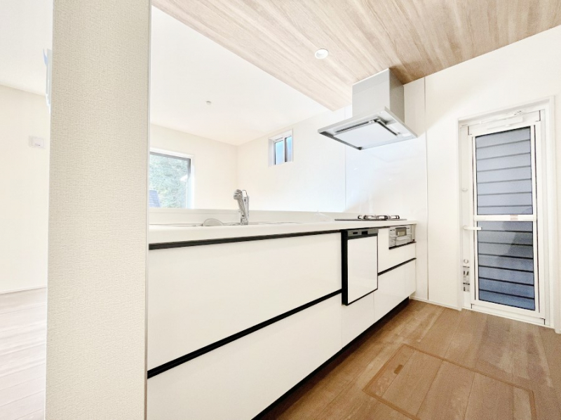 �L�b�`���@������̂���L�b�`���B�S�~�̂ď�����O�ɂ��邱�Ƃ��ł��A���C�ɂ��𗧂��܂��B