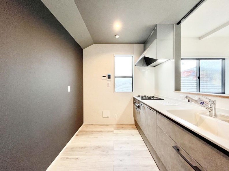 �L�b�`���@�u�₩�ȕ����ʂ蔲����L�b�`���B��������̂Ŗ��邭���C�ɂ��𗧂��܂��B