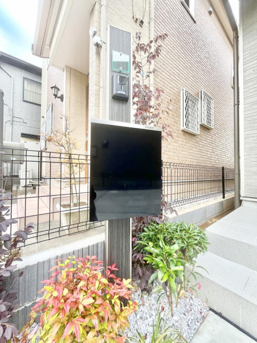 ���̑��@�\�D�E�C���^�[�z���E�|�X�g���ЂƂɏW��B�G���g�����X�ɂȂ��ރV���v���f�U�C���B