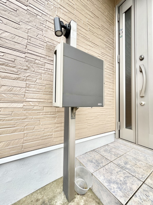 ���̑��@�\�D�E�C���^�[�z���E�|�X�g���ЂƂɏW��B�G���g�����X�ɂȂ��ރV���v���f�U�C���B