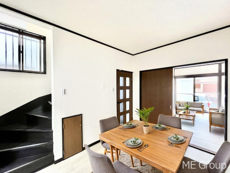 ���r���O�@�Ƒ��̘a�₩�ȉ�b���������Ă������B�J�����̂���_�C�j���O�L�b�`���ł��B���Ƌ��CG�ł�