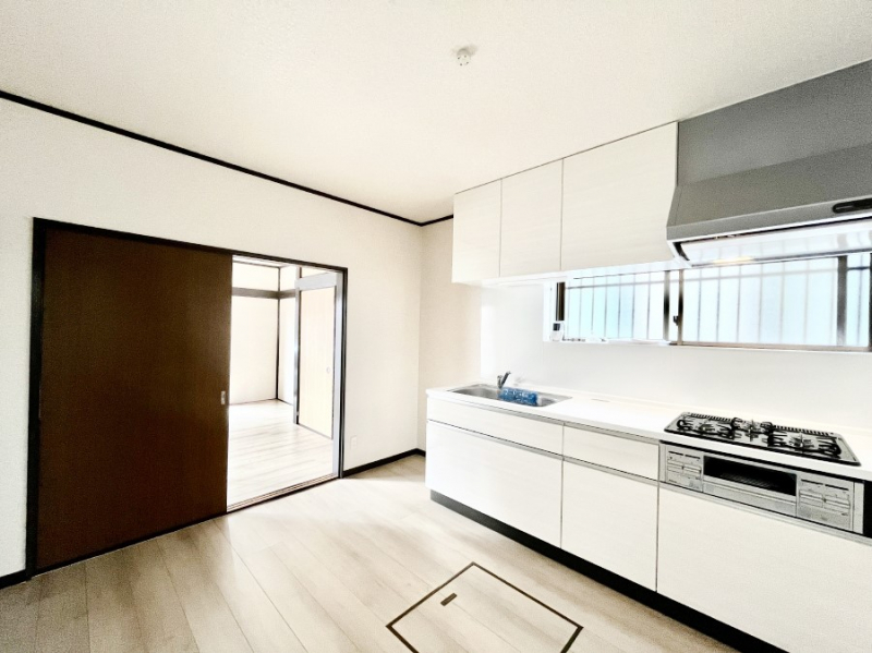 ���r���O�@���R������荞�܂�A�Ƒ��c���̏ꏊ�𖾂邭���o