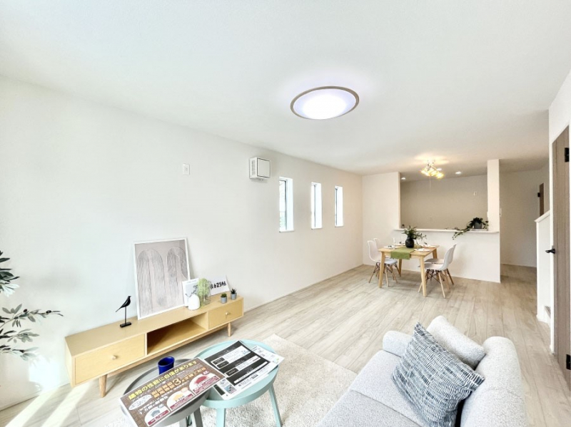 ���r���O�@���Ƒ��̓��₩�Șb�����ŕ�܂�閾�邢���r���O