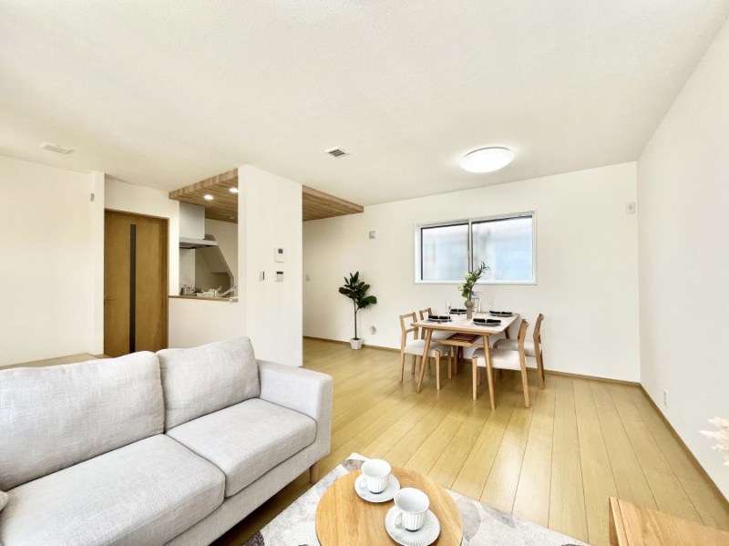 ̑ρ@Ƒ̏Ί炪RƐ܂ĂAȕ͋C̃_CjOɎdオĂ܂ 