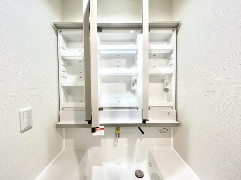 ���̑����ρ@�O�ʋ��̗��ɁA���ϕi��q���p�i�Ȃǂ����[�\�B���ʑ����������ƕۂ��܂��I