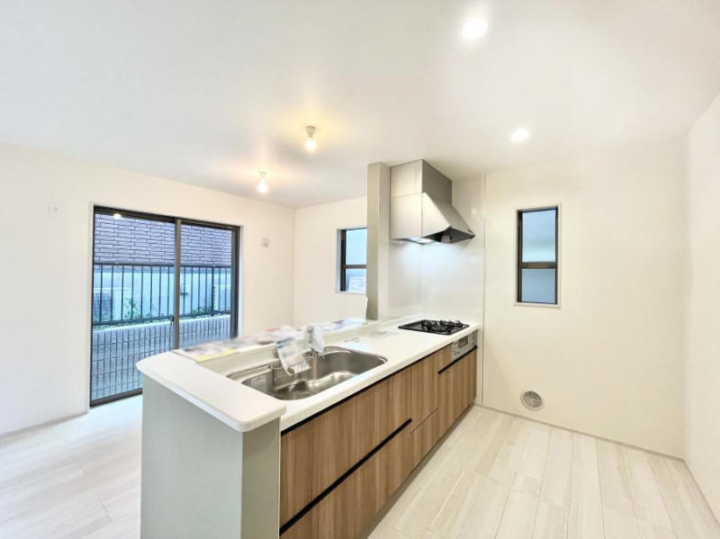 �L�b�`���@���r���O�ŗV�Ԃ��q�l�������Ȃ��炨�������ł���ΖʃL�b�`���B  