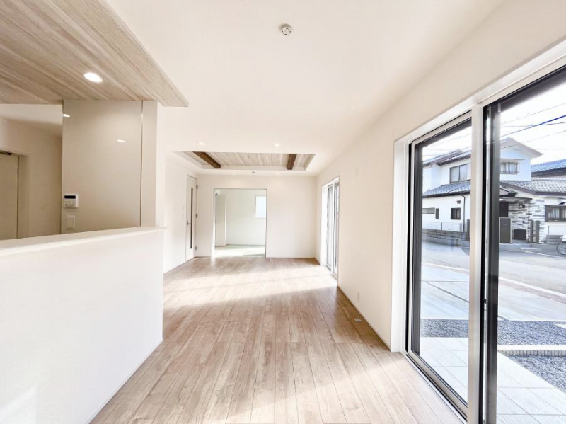 ���r���O�@���邢�z���������A�����̕��͋C�ɖ�������郊�r���O�E�_�C�j���O�B 