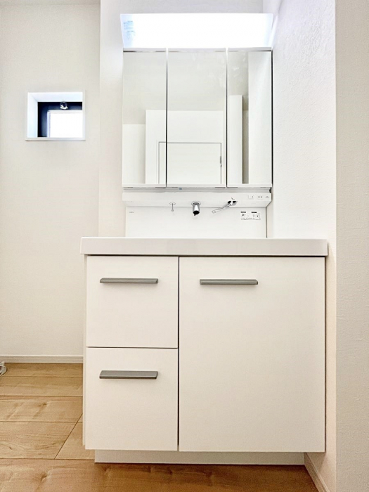 ���ʑ�E���ʏ��@�X�^�C�����O�ɕ֗��ȎO�ʋ��A�~���[�L���r�l�b�g�ōׂ������X�b�L��