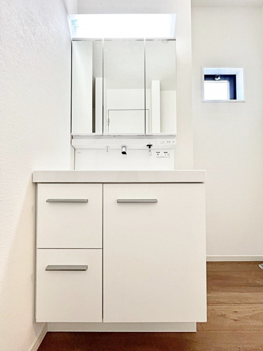 ���ʑ�E���ʏ��@�O�ʋ��̗��ɁA���ϕi��q���p�i�Ȃǂ����[�\�B���ʑ����������ƕۂ��܂��I  