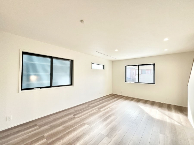 ���r���O�@���邢�z���������A�����̕��͋C�ɖ�������郊�r���O�E�_�C�j���O�B   