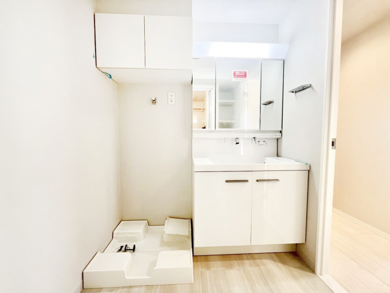 ���ʑ�E���ʏ��@�X�^�C�����O�ɕ֗��ȎO�ʋ��A�~���[�L���r�l�b�g�ōׂ������X�b�L��