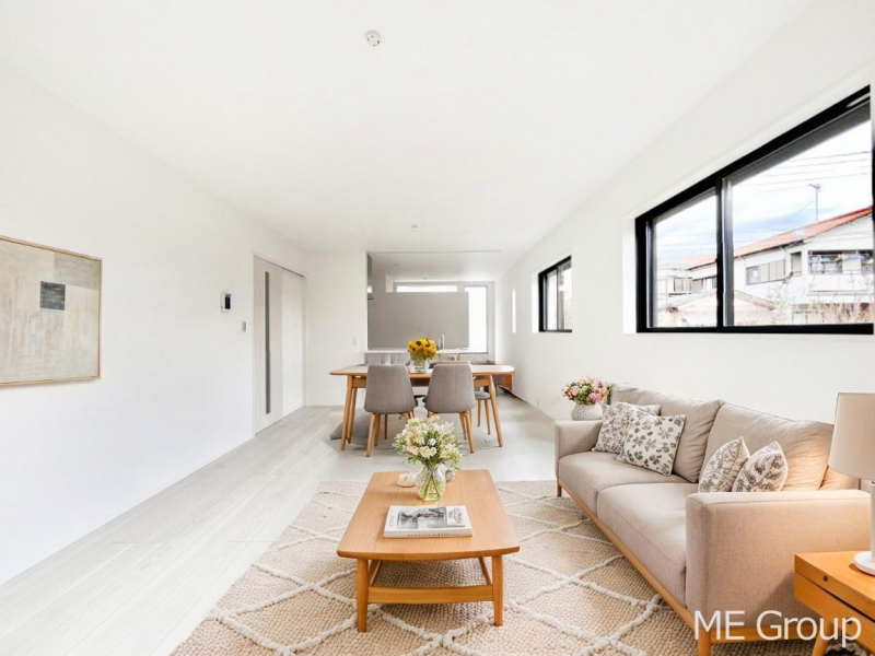 ���r���O�@�Ƒ��̘a�₩�ȉ�b���������Ă������B�J�����̂��郊�r���O�ł��B���Ƌ��CG�ł�  