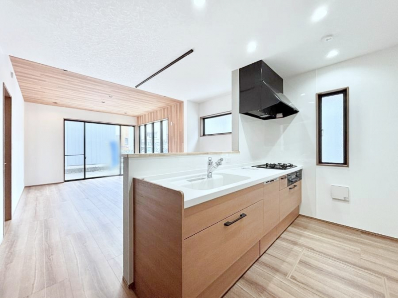 �L�b�`���@���r���O�ŗV�Ԃ��q�l�������Ȃ��炨�������ł���ΖʃL�b�`���B  