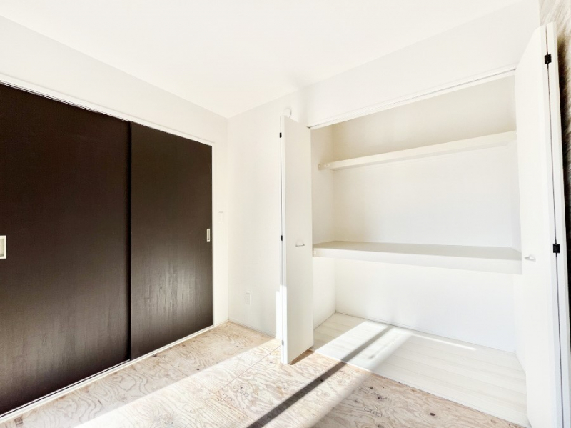 ���̑����ρ@���r���O�Ɨׂ荇���Ă���a���B�ق��ƈꑧ�ł���a�̋�Ԃ��Y�ꂸ�ɁB 