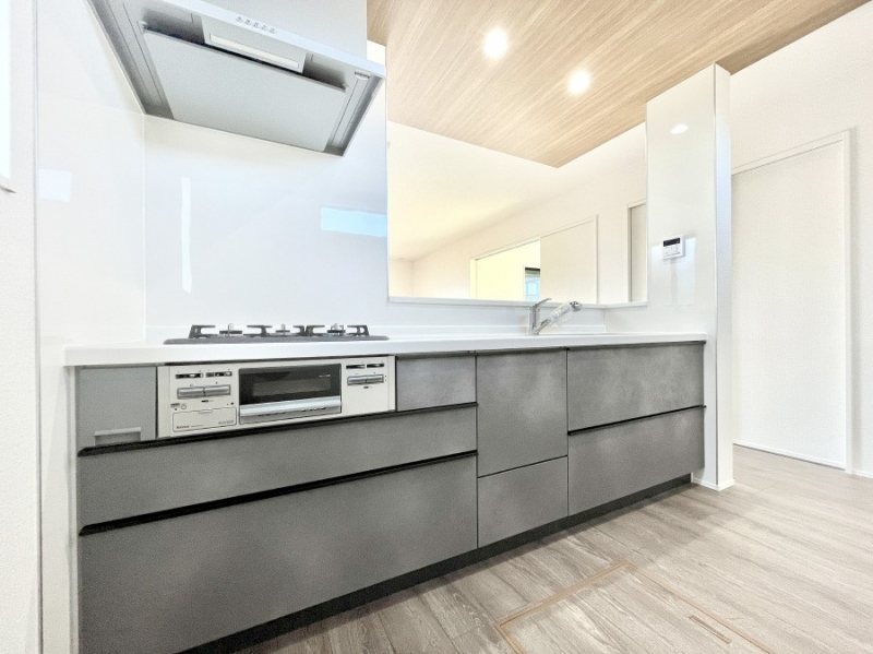 �L�b�`���@���r���O�ŗV�Ԃ��q�l�������Ȃ��炨�������ł���ΖʃL�b�`���B  