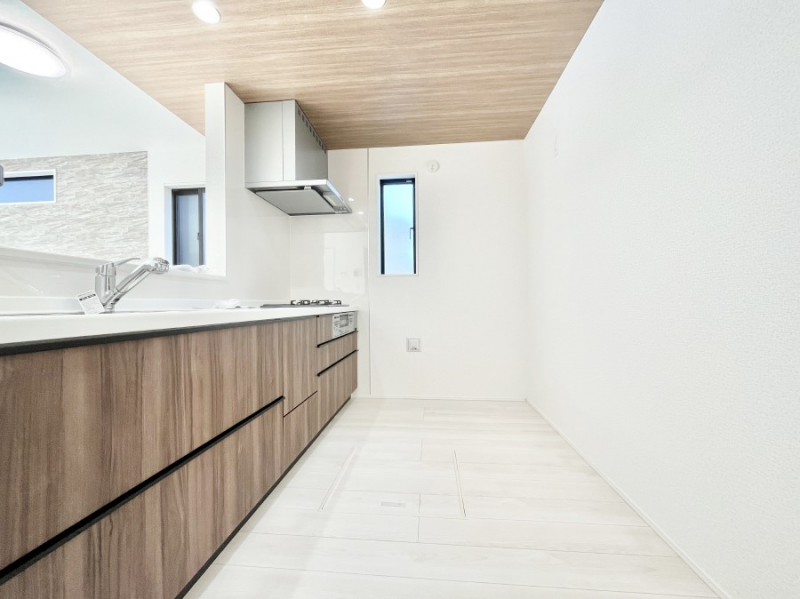 �L�b�`���@�u�₩�ȕ����ʂ蔲����L�b�`���B��������̂Ŗ��邭���C�ɂ��𗧂��܂��B