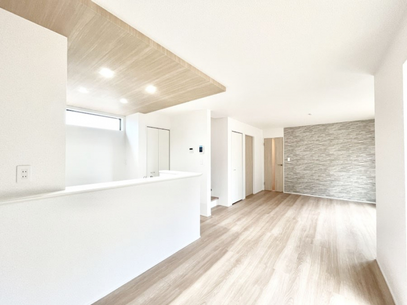 ���r���O�@���邢�z���������A�����̕��͋C�ɖ�������郊�r���O�E�_�C�j���O�B 