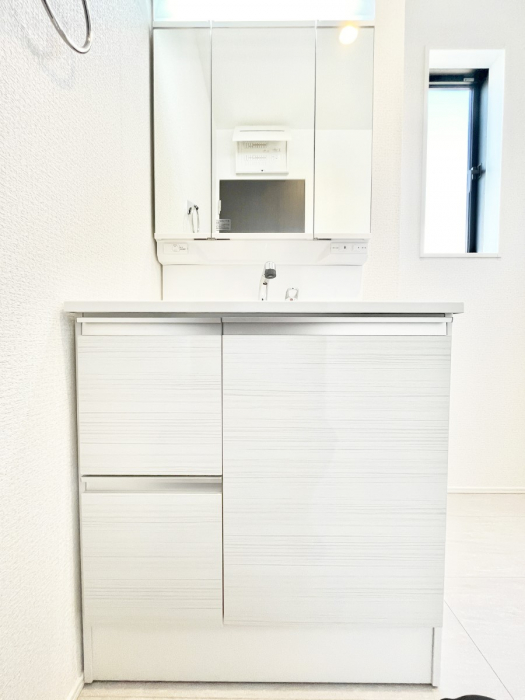 ���ʑ�E���ʏ��@�X�^�C�����O�ɕ֗��ȎO�ʋ��A�~���[�L���r�l�b�g�ōׂ������X�b�L��