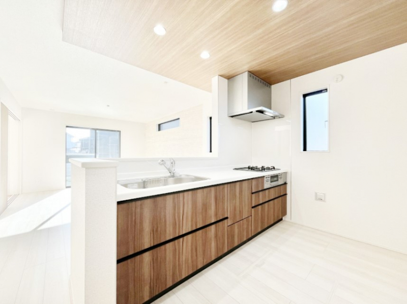 �L�b�`���@���Ƒ��̉�b�e�ޑΖʃL�b�`���B���������̃p�p�}�}�����Ƒ��Ɖ߂������Ԃ����������I