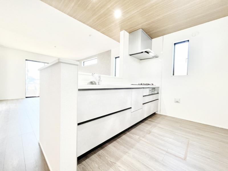 �L�b�`���@���Ƒ��̉�b�e�ޑΖʃL�b�`���B���������̃p�p�}�}�����Ƒ��Ɖ߂������Ԃ����������I