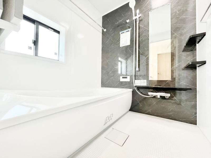 �����@���������̂���_�[�N�J���[����ɂ����o�X���[����1���̔������t���b�V���I