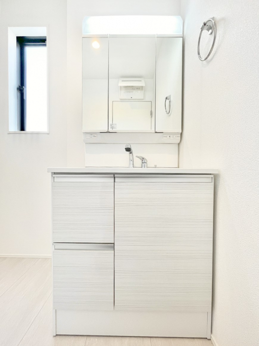 ���ʑ�E���ʏ��@�X�^�C�����O�ɕ֗��ȎO�ʋ��A�~���[�L���r�l�b�g�ōׂ������X�b�L��