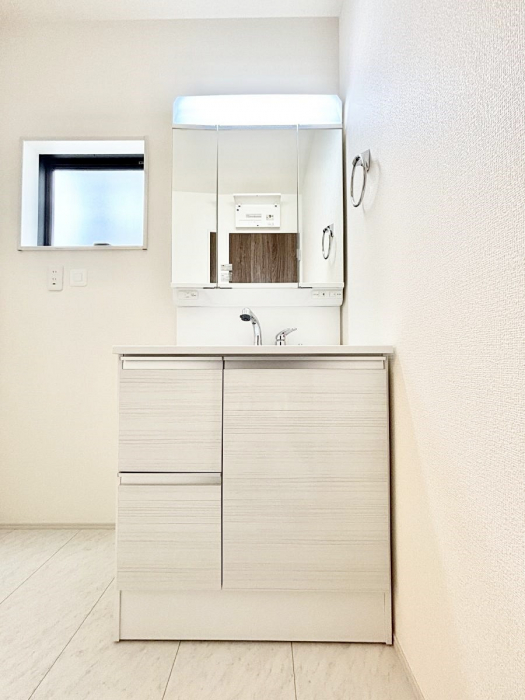 ���ʑ�E���ʏ��@�O�ʋ��̗��ɁA���ϕi��q���p�i�Ȃǂ����[�\�B���ʑ����������ƕۂ��܂��I