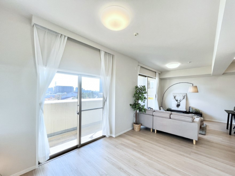 ���r���O�@���R������荞�܂�A�Ƒ��c���̏ꏊ�𖾂邭���o