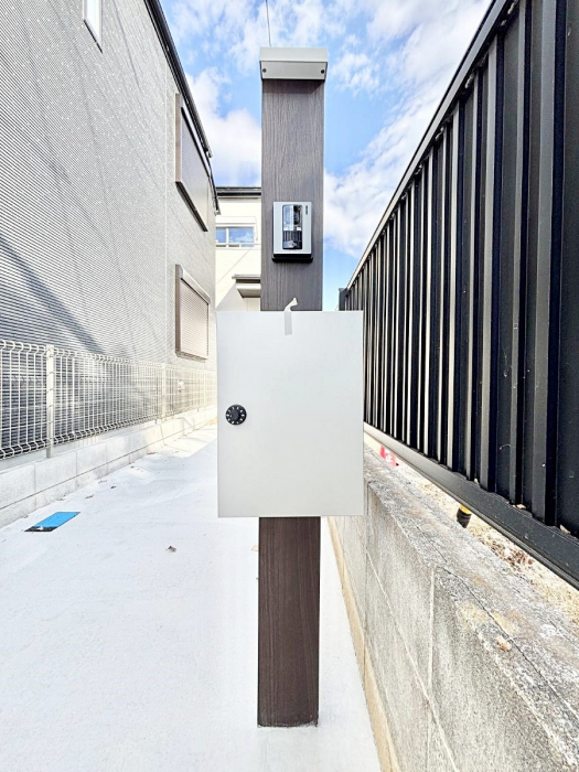 ���̑��@�\�D�E�C���^�[�z���E�|�X�g���ЂƂɏW��B�G���g�����X�ɂȂ��ރV���v���f�U�C���B