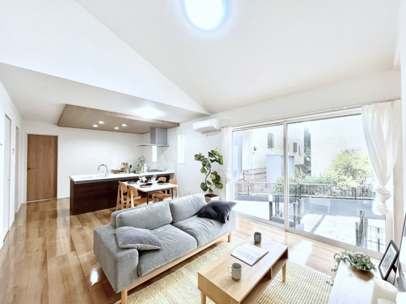 ���r���O�@���Ƒ��̓��₩�Șb�����ŕ�܂�閾�邢���r���O