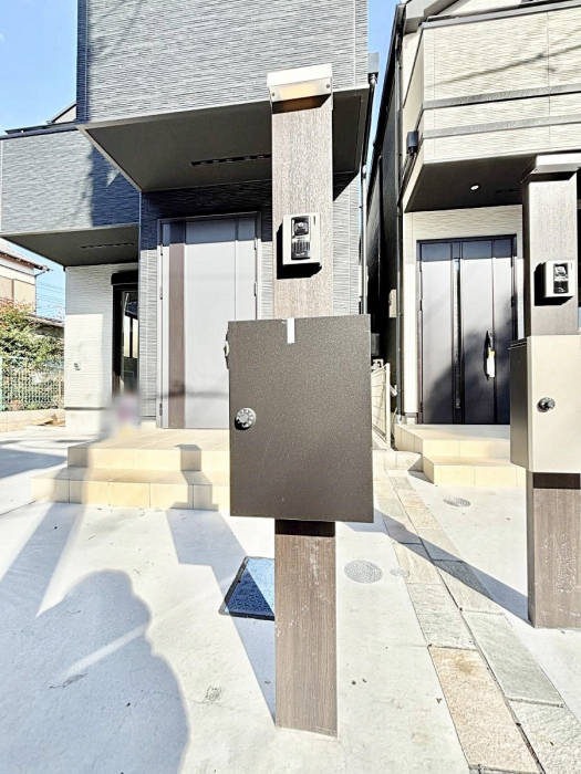 ���̑��@�\�D�E�C���^�[�z���E�|�X�g���ЂƂɏW��B�G���g�����X�ɂȂ��ރV���v���f�U�C���B