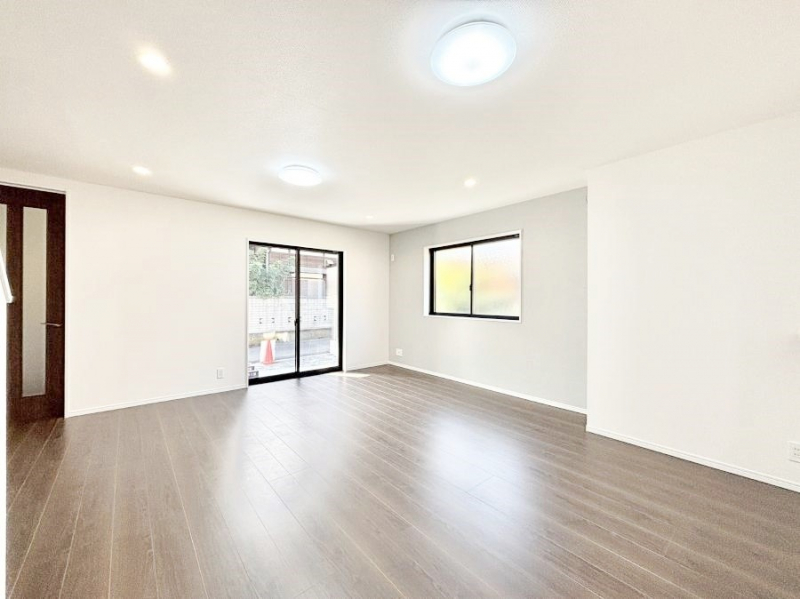 ���r���O�@���R������荞�܂�A�Ƒ��c���̏ꏊ�𖾂邭���o