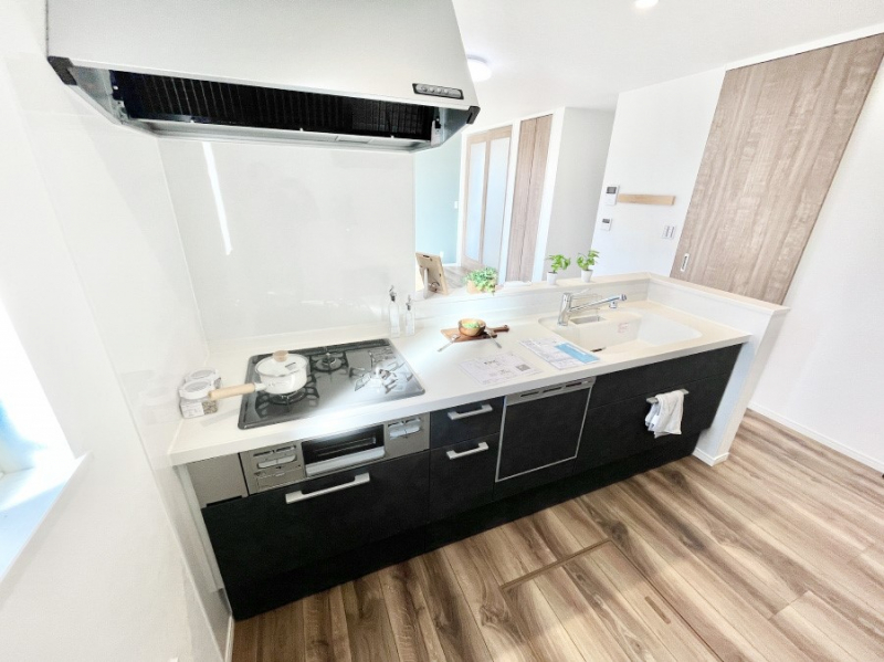 �L�b�`���@���r���O�ŗV�Ԃ��q�l�������Ȃ��炨�������ł���ΖʃL�b�`���B  