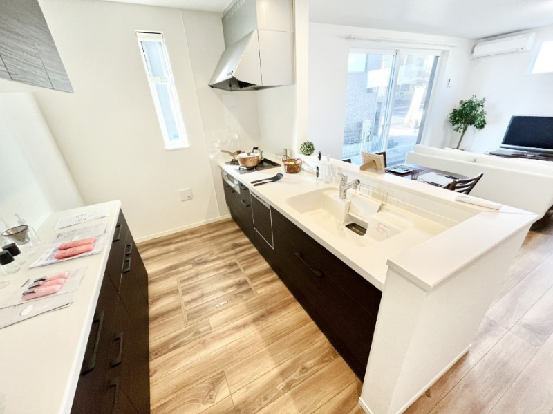 �L�b�`���@���r���O�ŗV�Ԃ��q�l�������Ȃ��炨�������ł���ΖʃL�b�`���B  