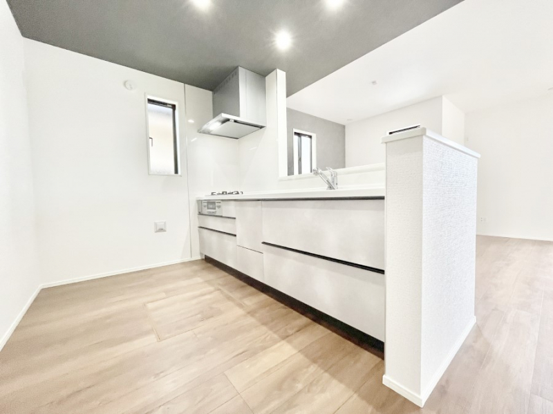 �L�b�`���@�u�₩�ȕ����ʂ蔲����L�b�`���B��������̂Ŗ��邭���C�ɂ��𗧂��܂��B