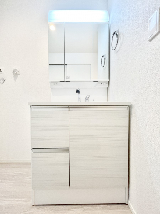 ���ʑ�E���ʏ��@�O�ʋ��̗��ɁA���ϕi��q���p�i�Ȃǂ����[�\�B���ʑ����������ƕۂ��܂��I  