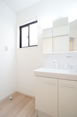 洗面台・洗面所　白を基調とした清潔感のある洗面所。シンプルでスタイリッシュなデザインです。