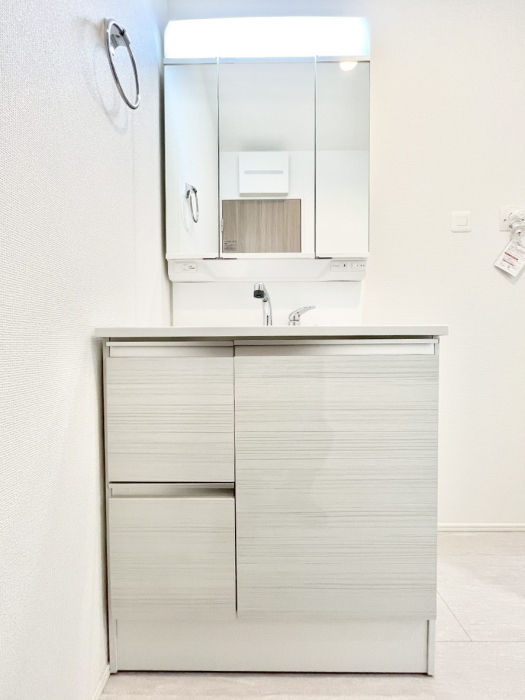 ���ʑ�E���ʏ��@�O�ʋ��̗��ɁA���ϕi��q���p�i�Ȃǂ����[�\�B���ʑ����������ƕۂ��܂��I  