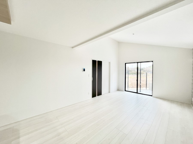 ���̑����ρ@�Ƒ��̏Ί炪���R�Ɛ��܂�Ă���A����ȕ��͋C�̃_�C�j���O�Ɏd�オ���Ă��܂��B