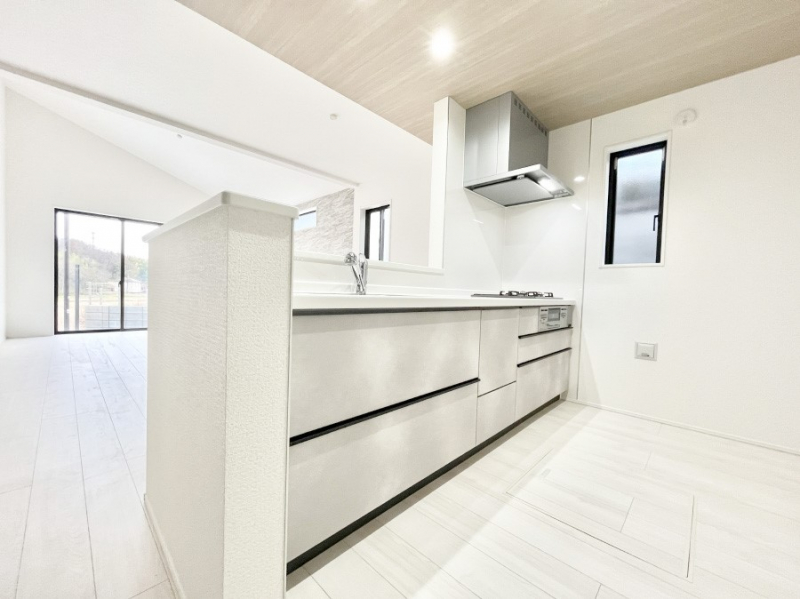 �L�b�`���@�u�₩�ȕ����ʂ蔲����L�b�`���B��������̂Ŗ��邭���C�ɂ��𗧂��܂��B