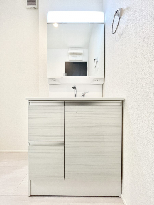 ���ʑ�E���ʏ��@�O�ʋ��̗��ɁA���ϕi��q���p�i�Ȃǂ����[�\�B���ʑ����������ƕۂ��܂��I  