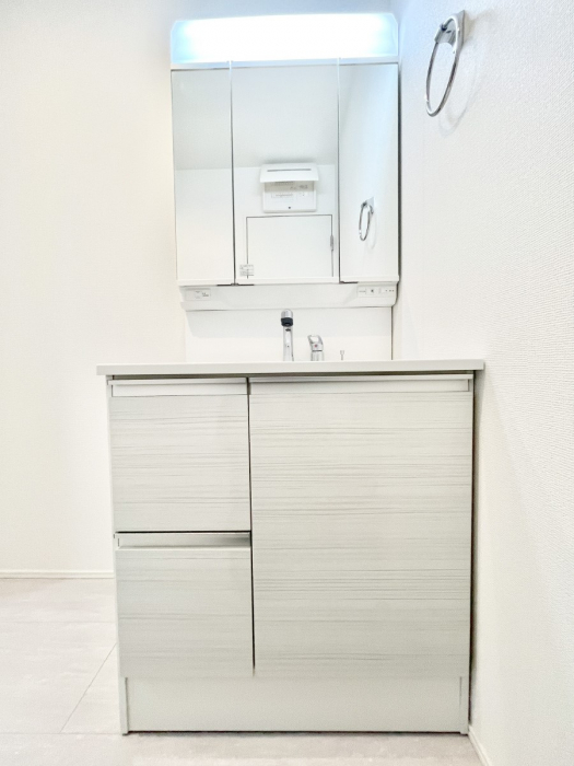 ���ʑ�E���ʏ��@�O�ʋ��̗��ɁA���ϕi��q���p�i�Ȃǂ����[�\�B���ʑ����������ƕۂ��܂��I  